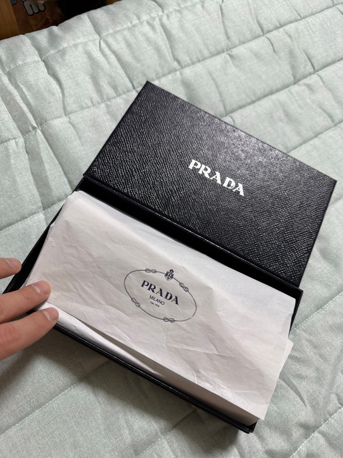 안냐세요 프라다 사피아노 장지갑 판매합니다(sss급)(정품)(풀박) 상품이미지1