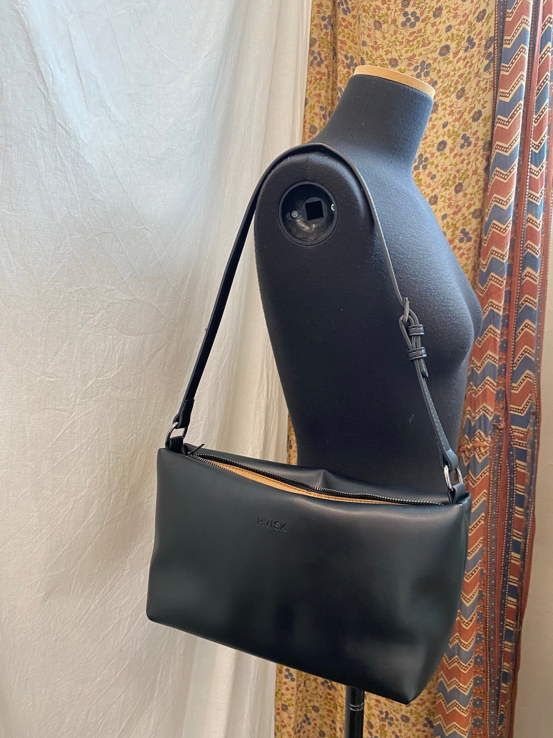 Hvisk 비건레더 블랙 패디드 숄더백 상품이미지2