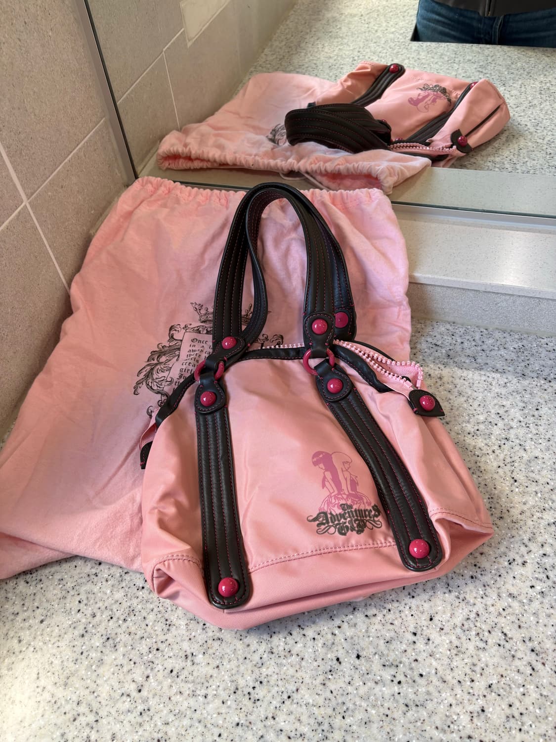 쥬시꾸뛰르 핑크 헤리티지 백(착용샷O) 상품이미지2