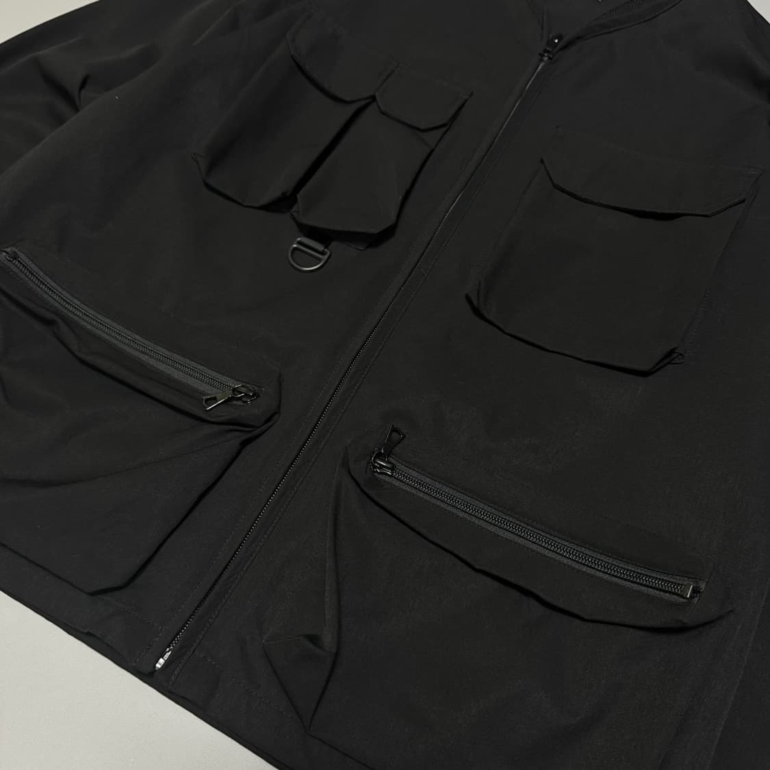 센스오브플레이스 블랙 나일론 논칼라 유틸리티 포켓 윈드브레이커 상품이미지4