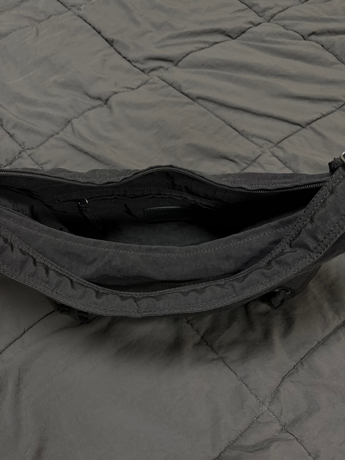 르메르 소프트 게임 백 나일론 캔버스 블랙 스몰 상품이미지3