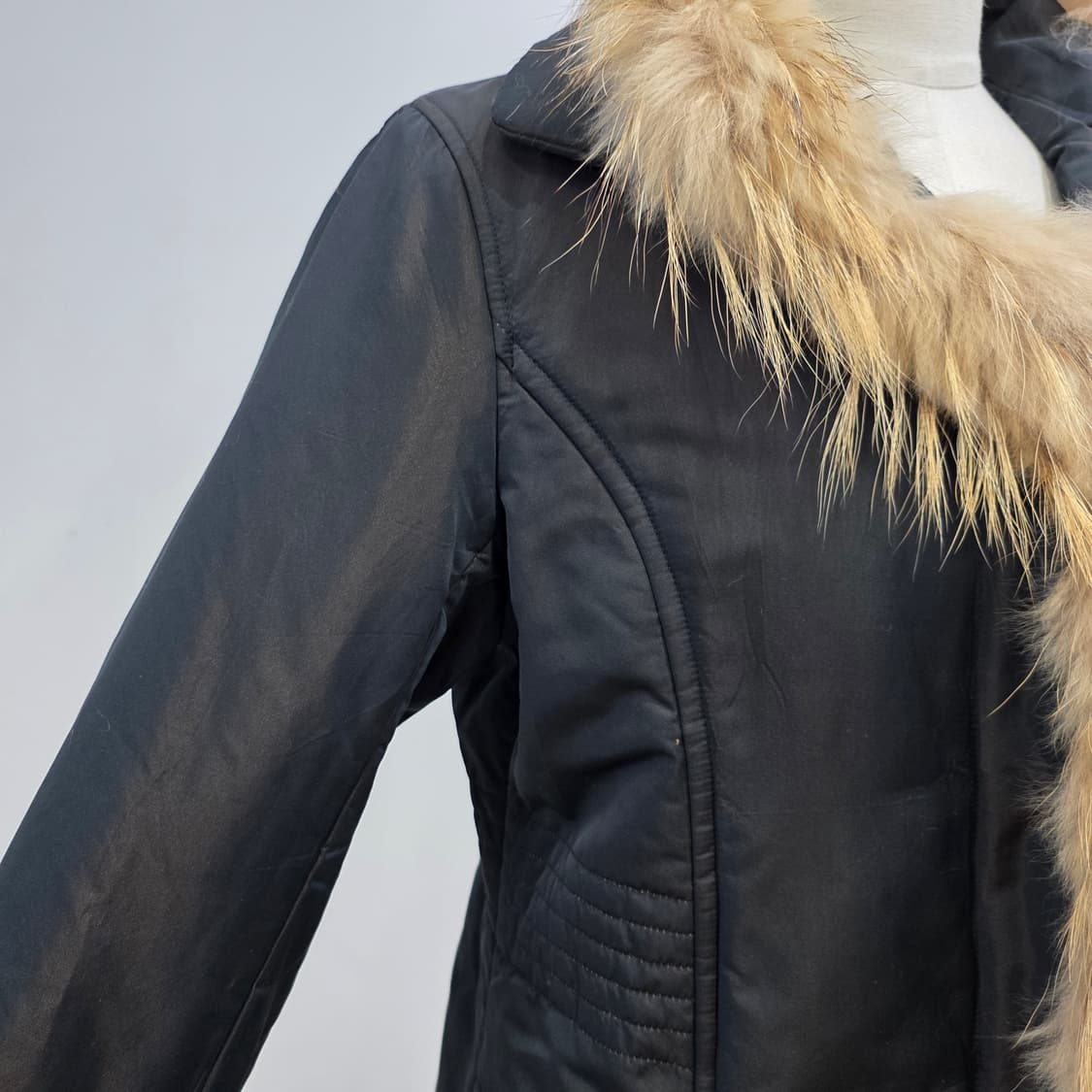 Mon 블랙 실크 라쿤 퍼 트리밍 하이넥 패딩자켓 상품이미지7