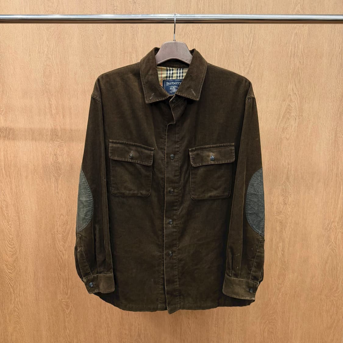 버버리 코듀로이 셔츠 배색 엘보 패치 디테일 레귤러핏 다크 브라운 상품이미지2