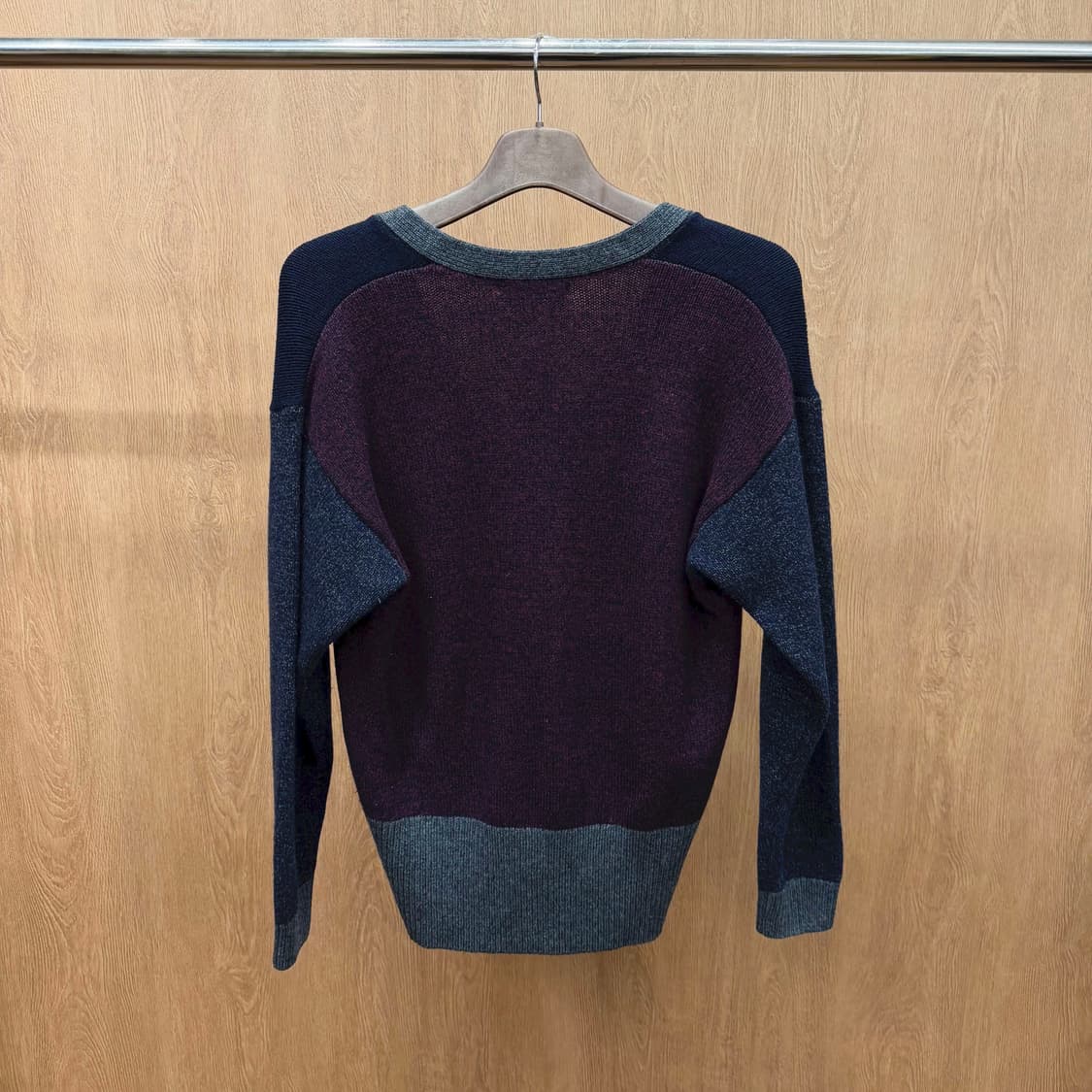 라코스테 브이넥 니트 가디건 와인 그레이 배색 레더 로고 탭 네이비 상품이미지3