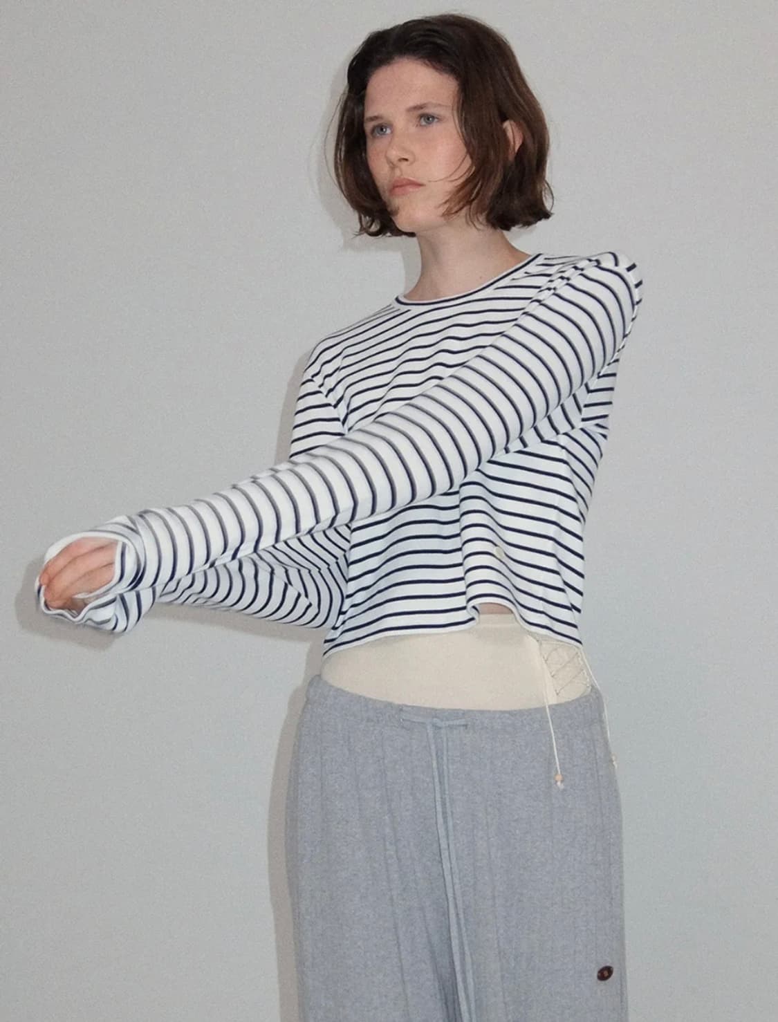 엘엘엘 디자인 스튜디오 스트라이프 크롭 롱슬리브티_화이트 상품이미지1