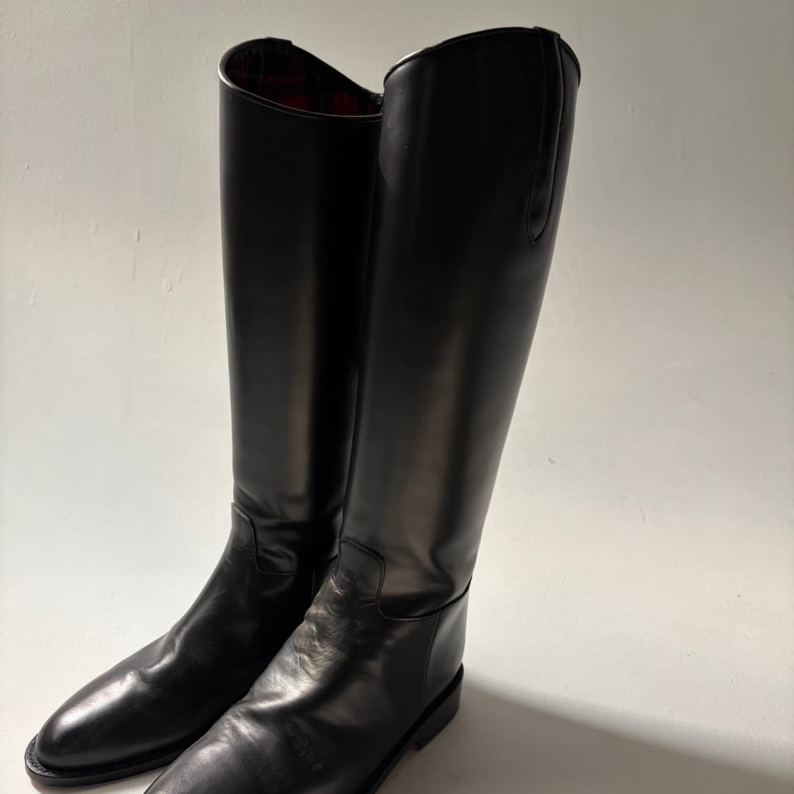 Sleek Leather Riding Boots 상품이미지3