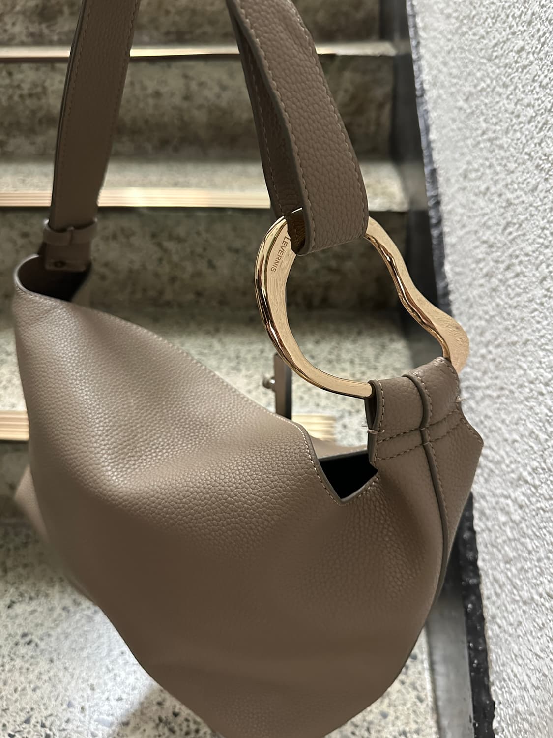 르 베르니(Le Vernis) 소프트 슈링크 레더 호보백 no 상품이미지2