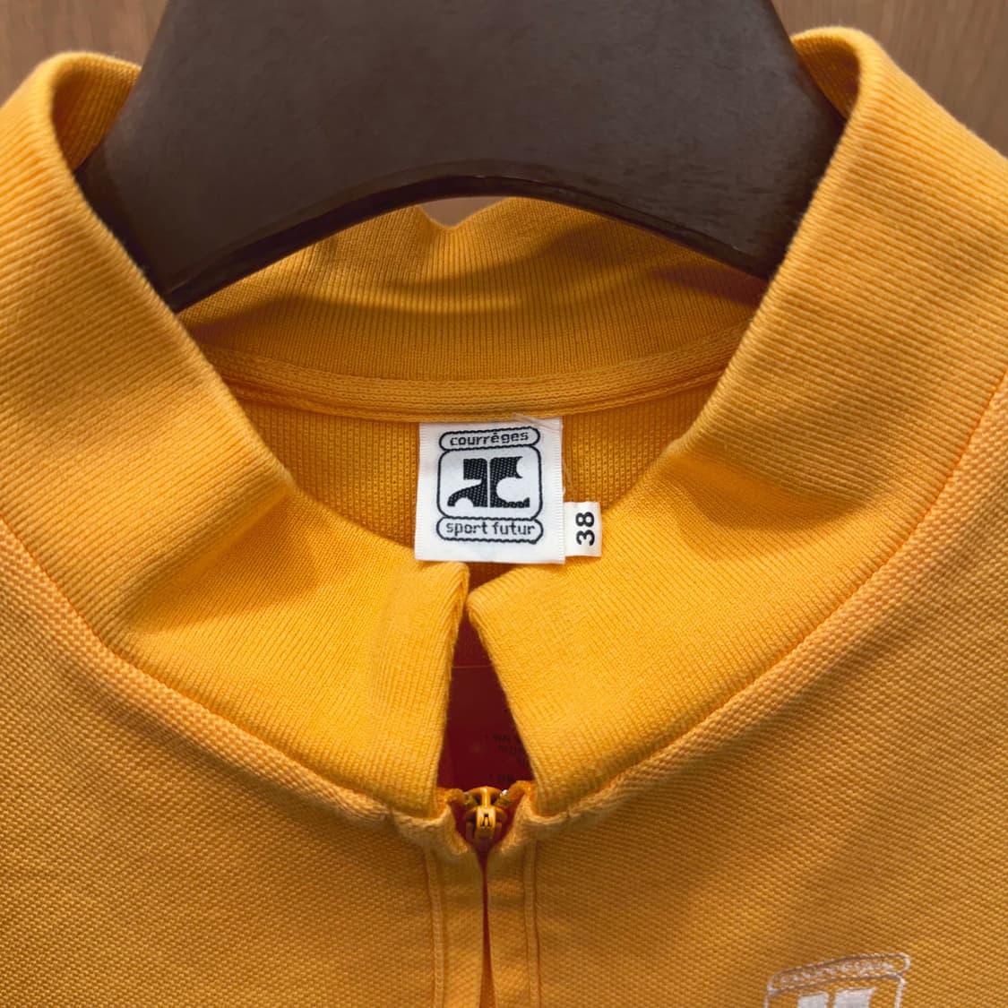 꾸레쥬 크롭 반팔 티셔츠 로고 자수 하프넥 절개 라인 디테일 오렌지 상품이미지7