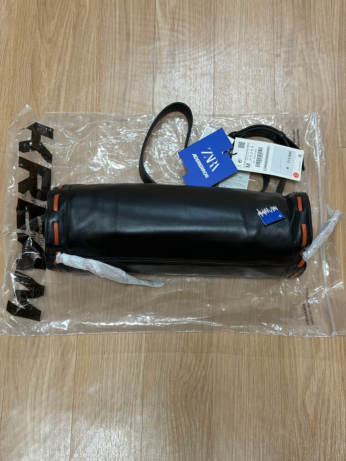 아더에러 X 자라 스티치 레더 크로스백 블랙 상품이미지1