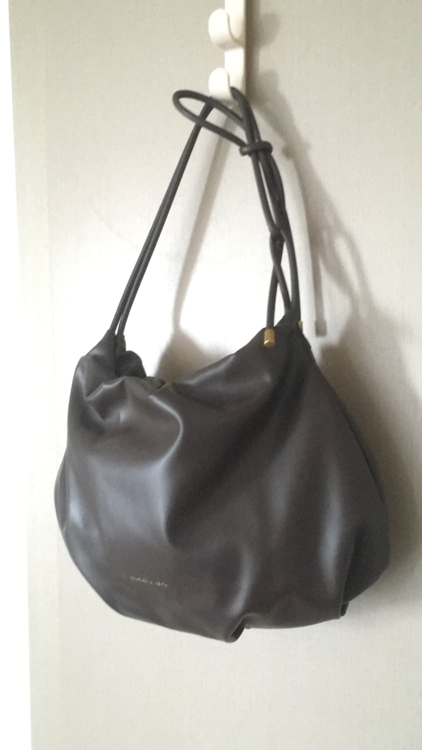 Charles & Keith dumpling shoulder bag  상품이미지3