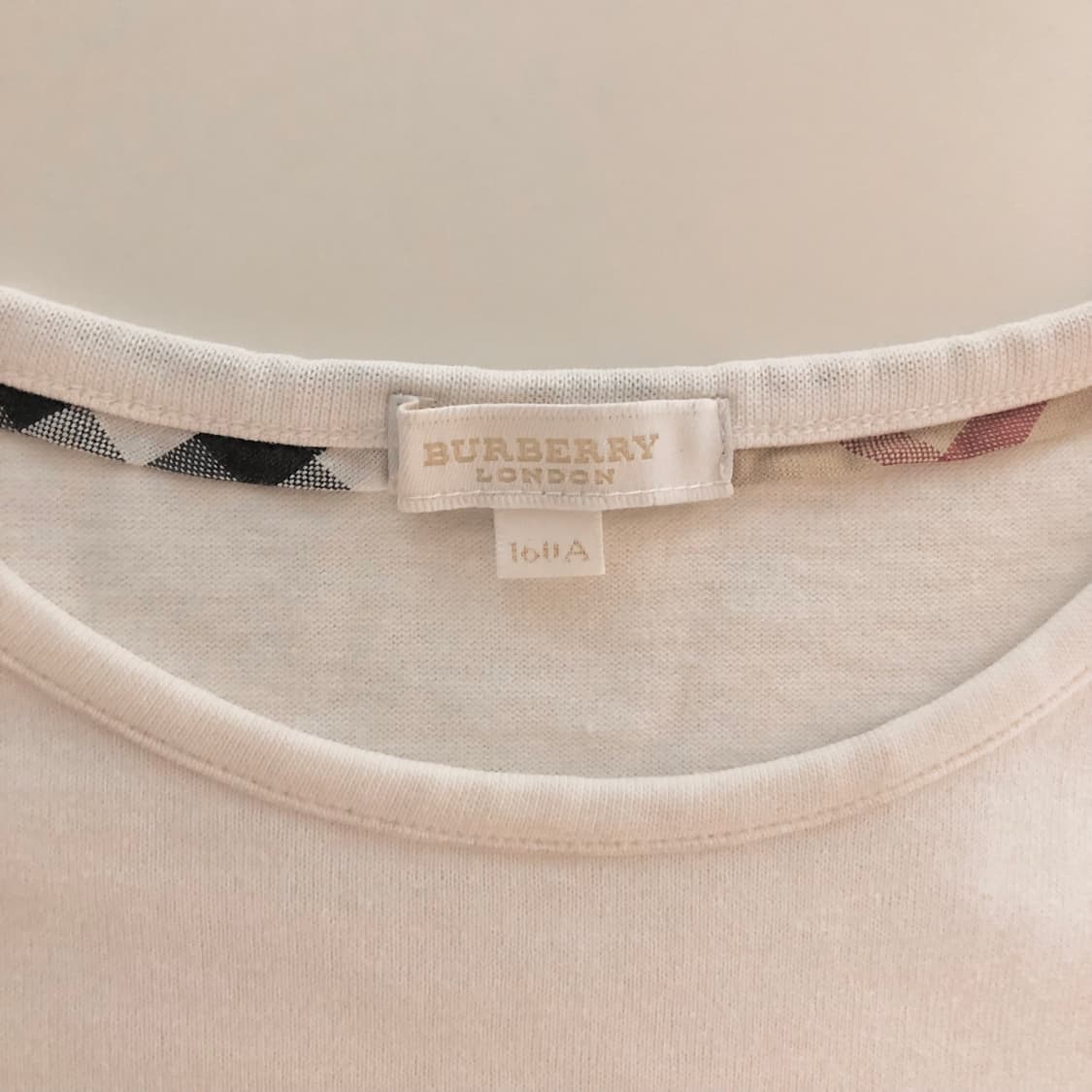 유일매물🪽BURBERRY 큐빅 크리스탈 반팔티 버버리 런던 상품이미지3
