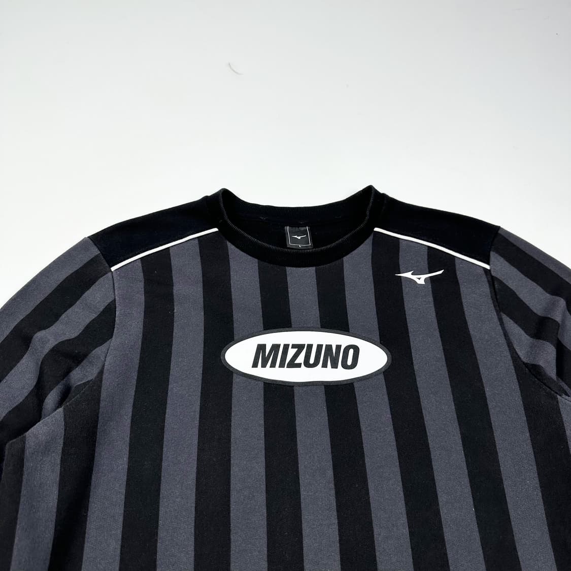 미즈노 센터 로고 스트라이프 블랙 맨투맨 (L) 상품이미지1
