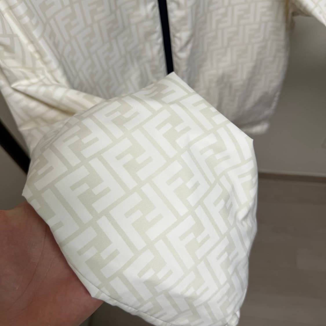 [정품] 펜디 FF로고 화이트 나일론 윈드브레이커 상품이미지5