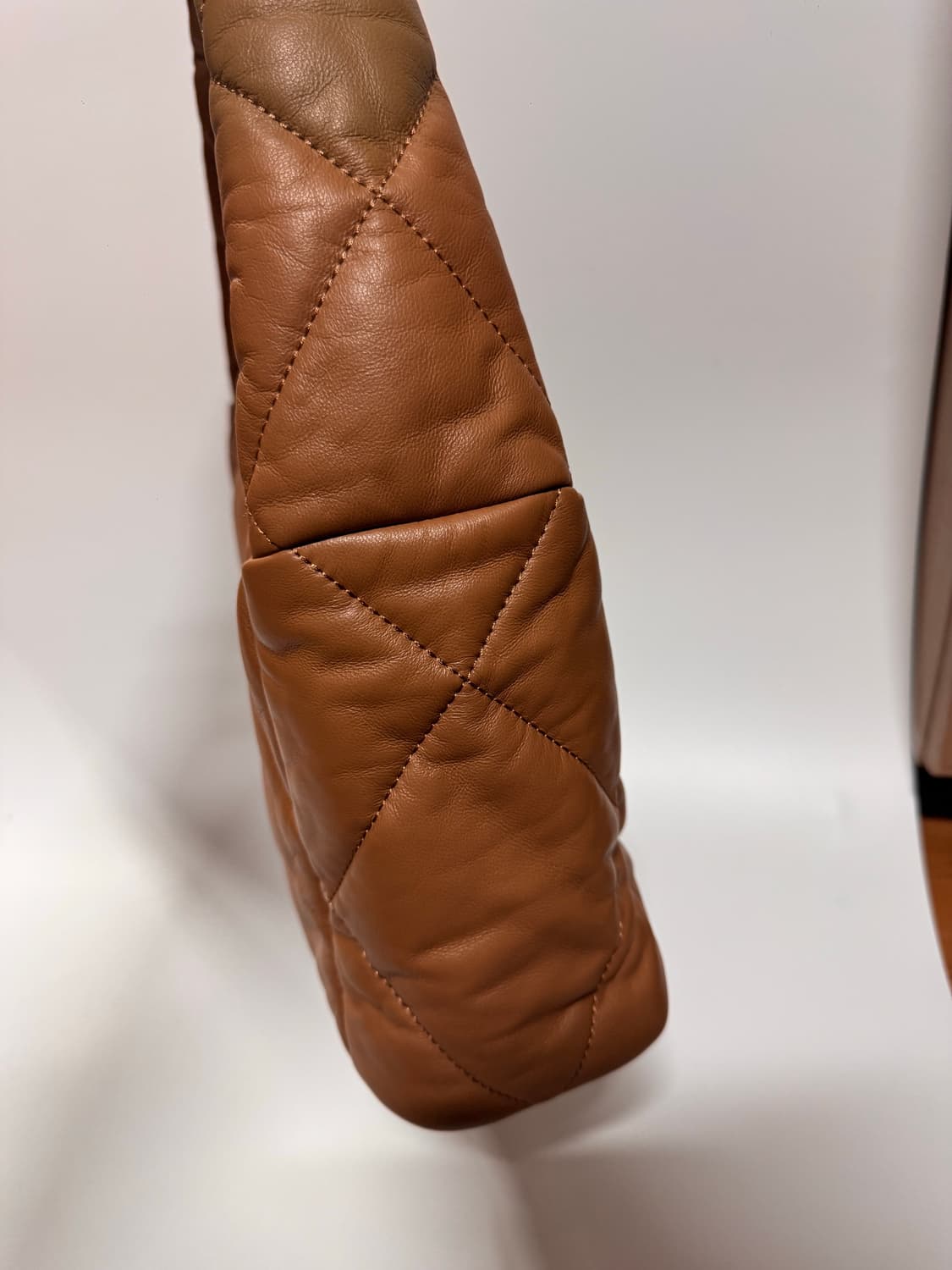 ST.JOHN 퀼팅 퍼프 호보백 브라운 상품이미지3