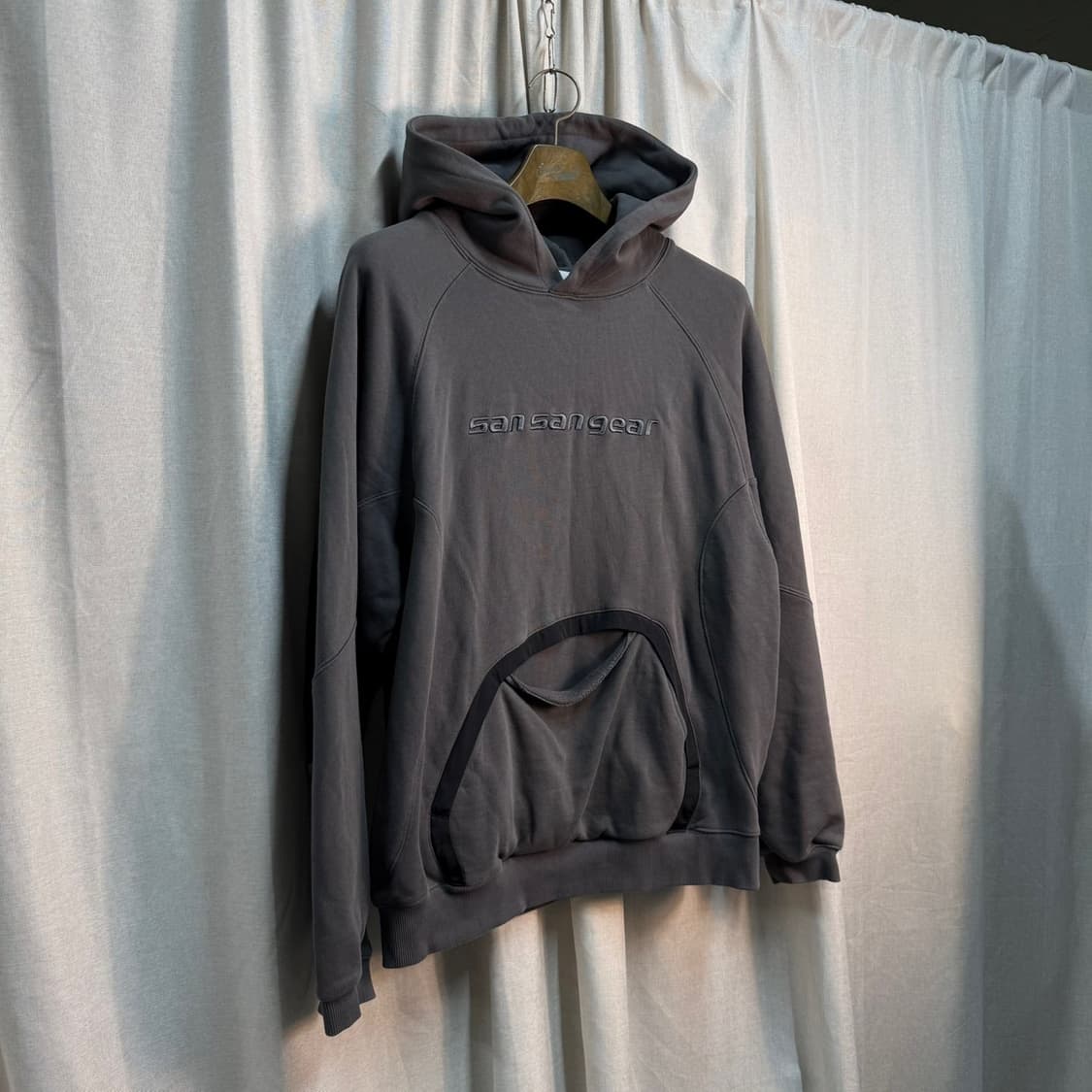 24fw 산산기어(SAN SAN GEAR) 테이프드 후드티 상품이미지4