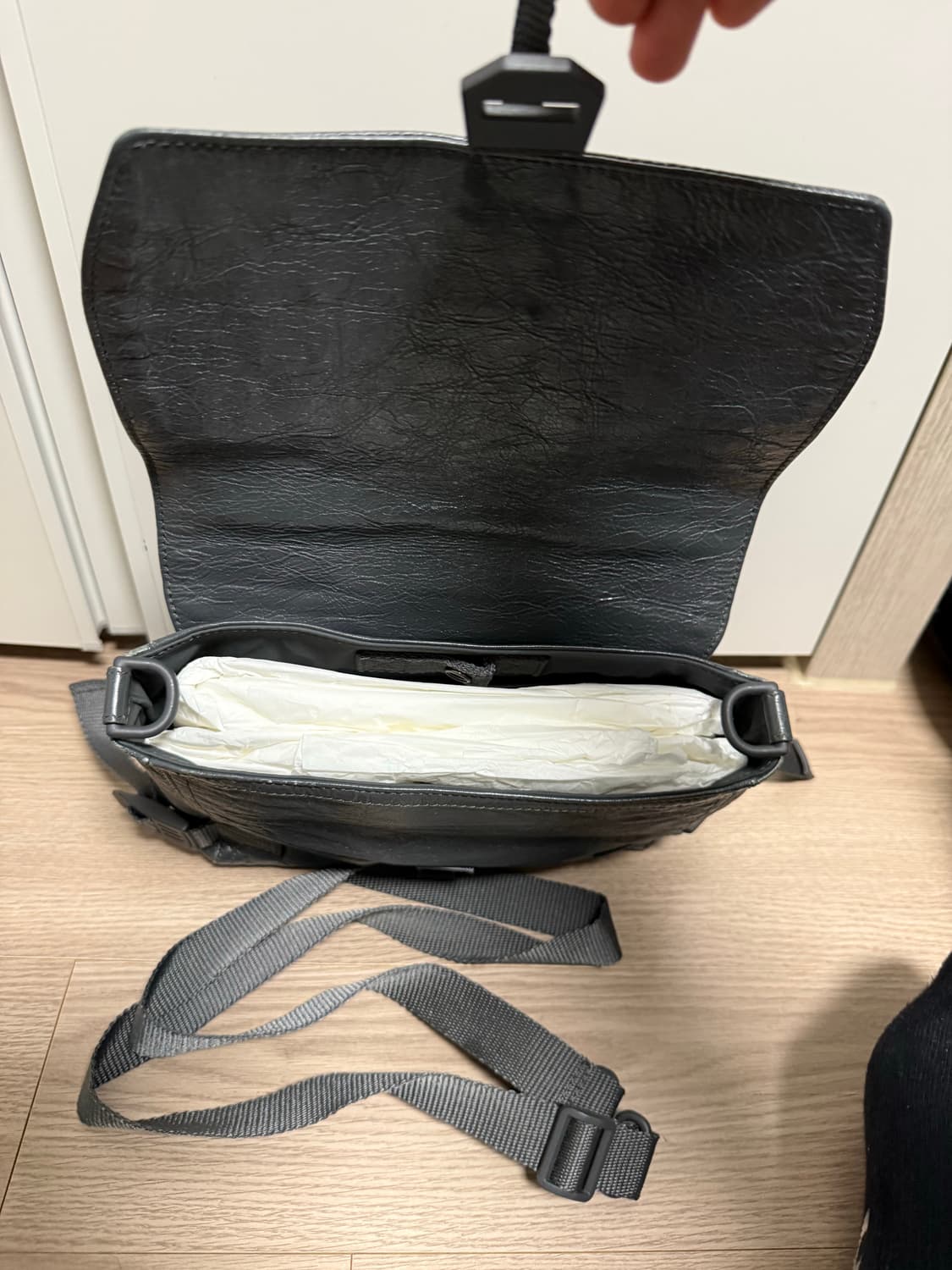 발렌시아가 아미 메신저백 램스킨 상품이미지4