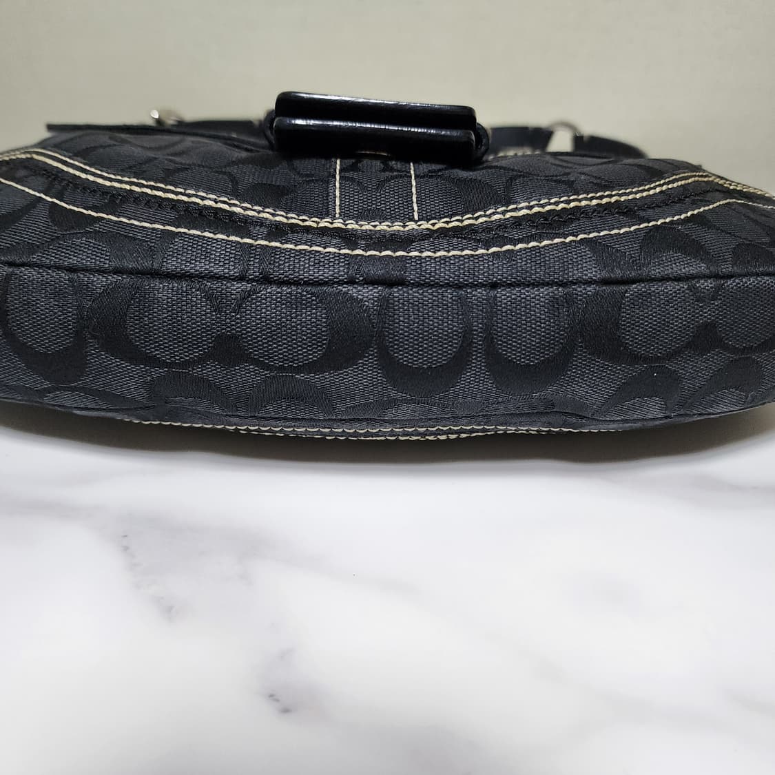 코치 버클 숄더백 상품이미지4