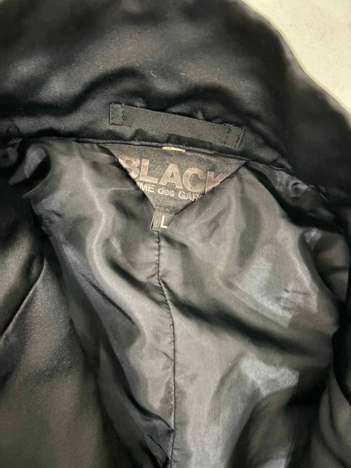 꼼데가르송 블랙 러플 사선 블레이저  24aw  상품이미지3