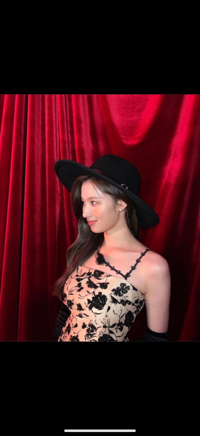 사나 착용 신스덴 블랙로즈 원피스 m사이즈 상품이미지2