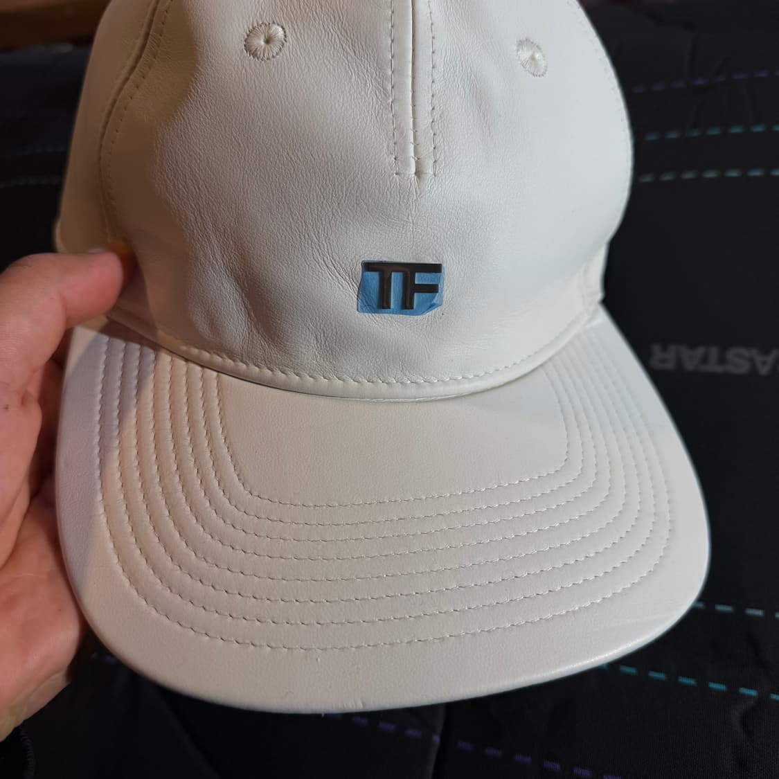톰포드 23 S/S 금장 TF 로고 레더 볼캡 판매 합니다. 상품이미지2