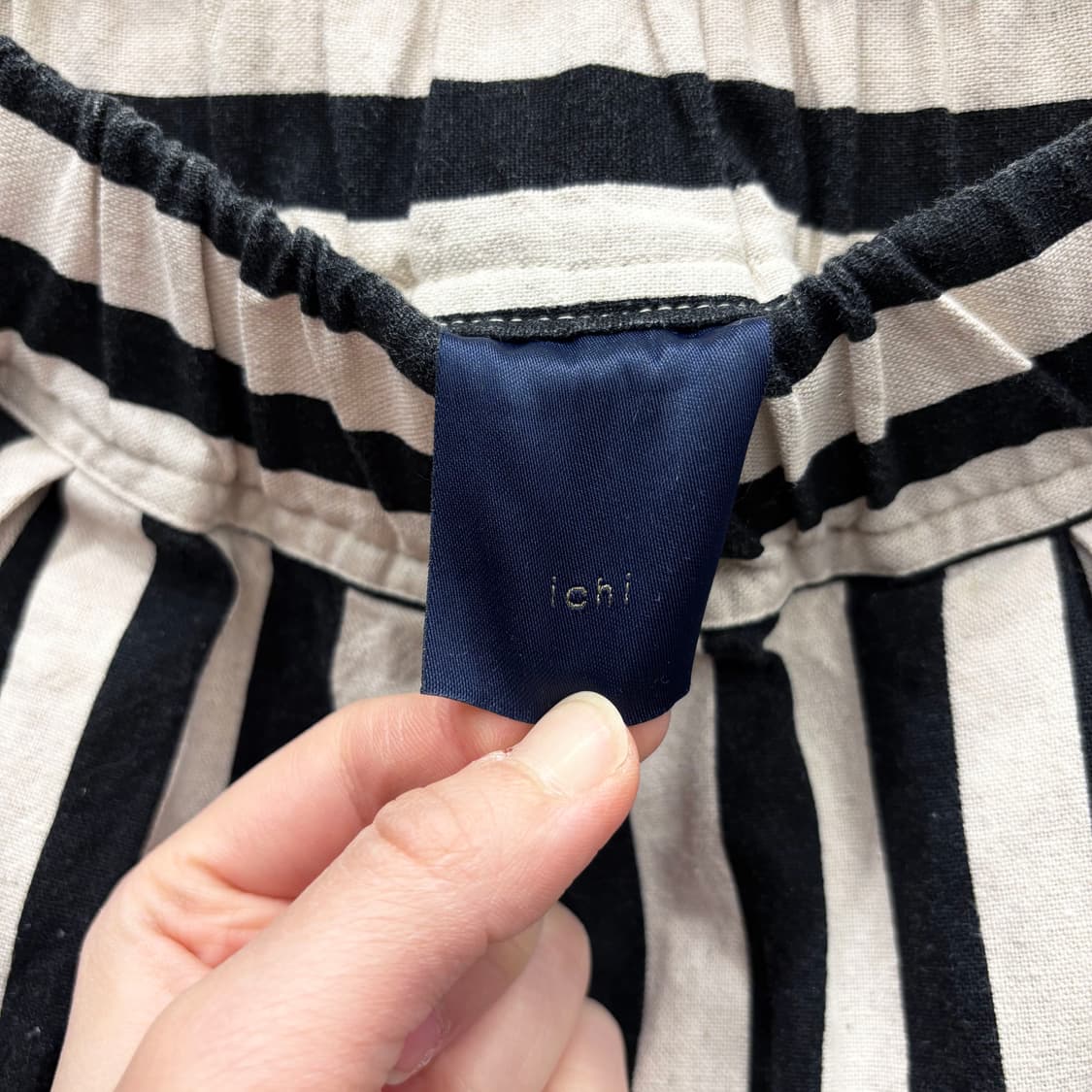 이치 밴딩 와이드 팬츠 스트라이프 패턴 셔링 플레어 디테일 블랙 아이보리 상품이미지6