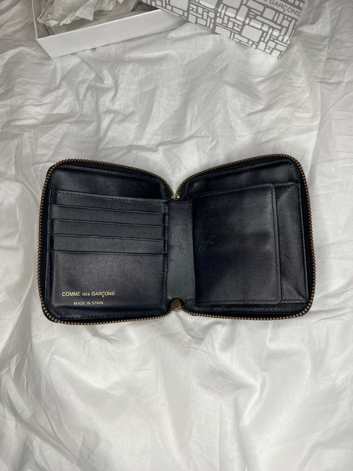 꼼데가르송 엠보싱 패턴 집 어라운드 레더 지갑 상품이미지3