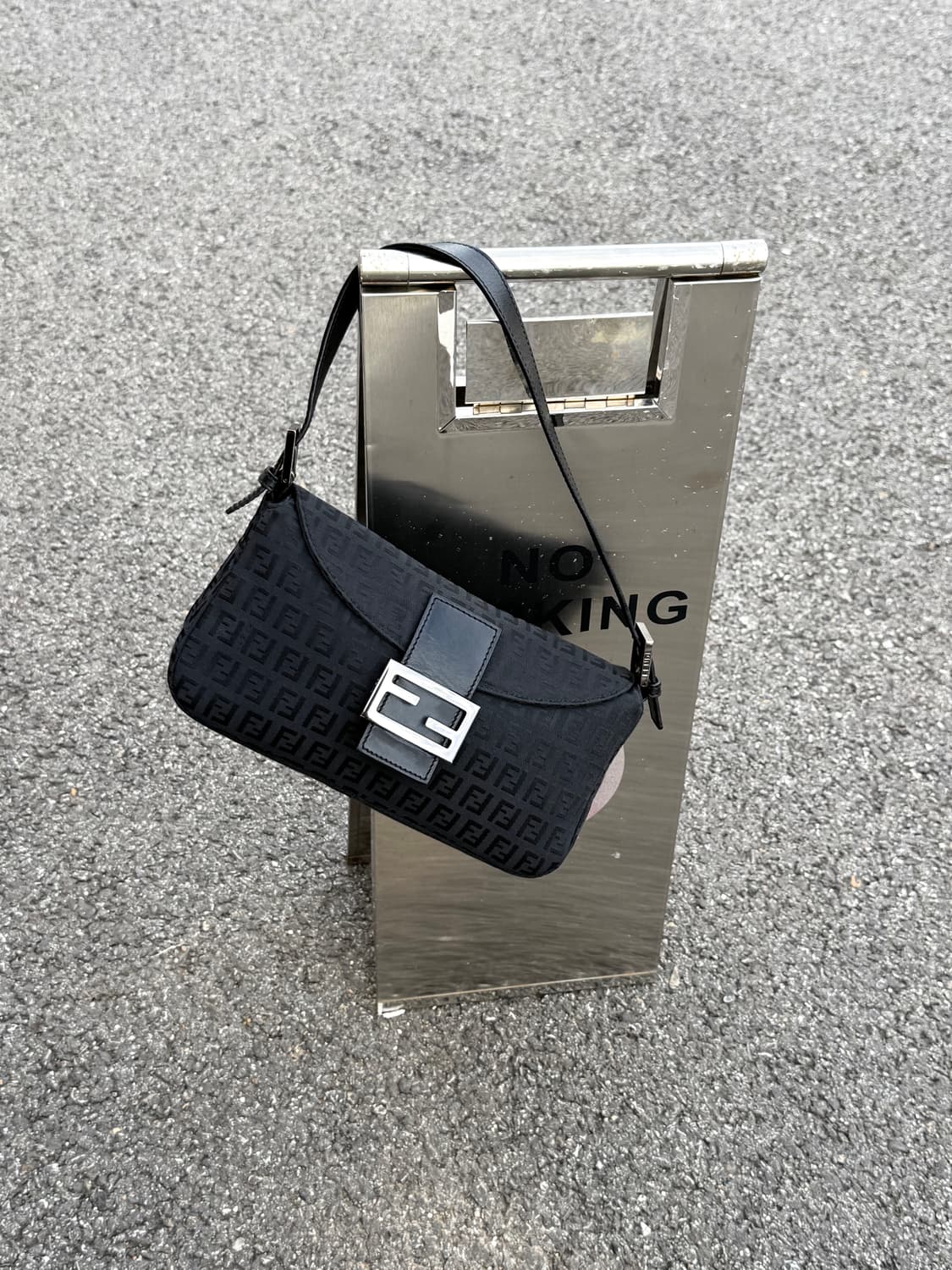 펜디 주카 더블 플랩 바게트백 상품이미지1