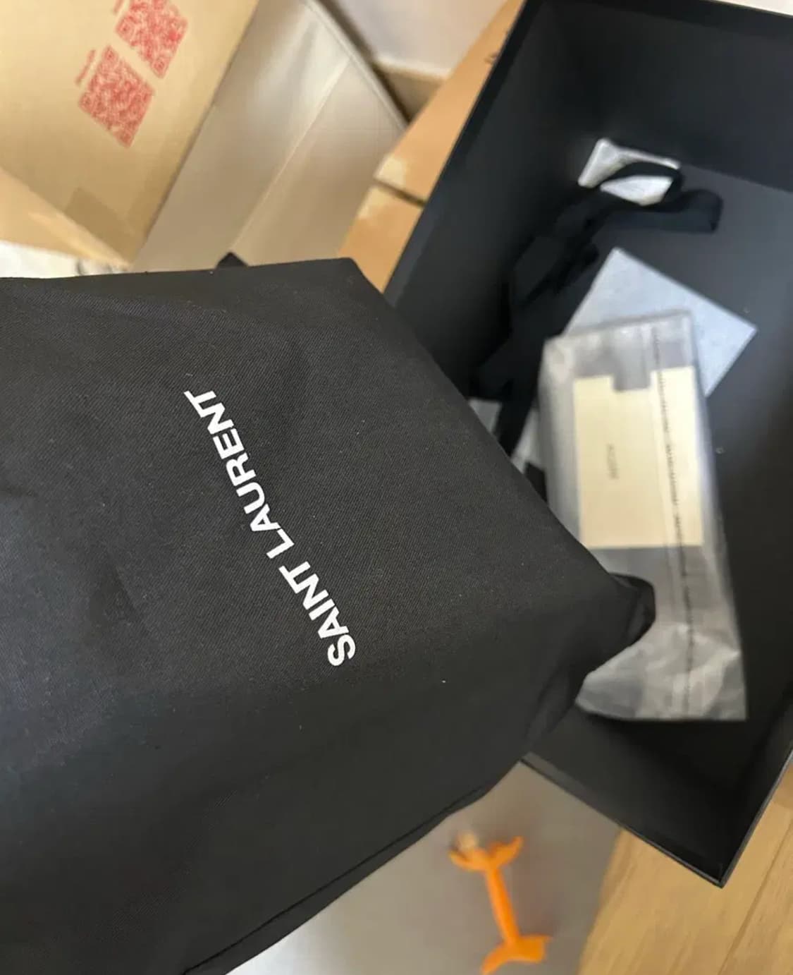 생로랑 램스킨 조 미니 버킷백 씨솔트 색상 상품이미지10