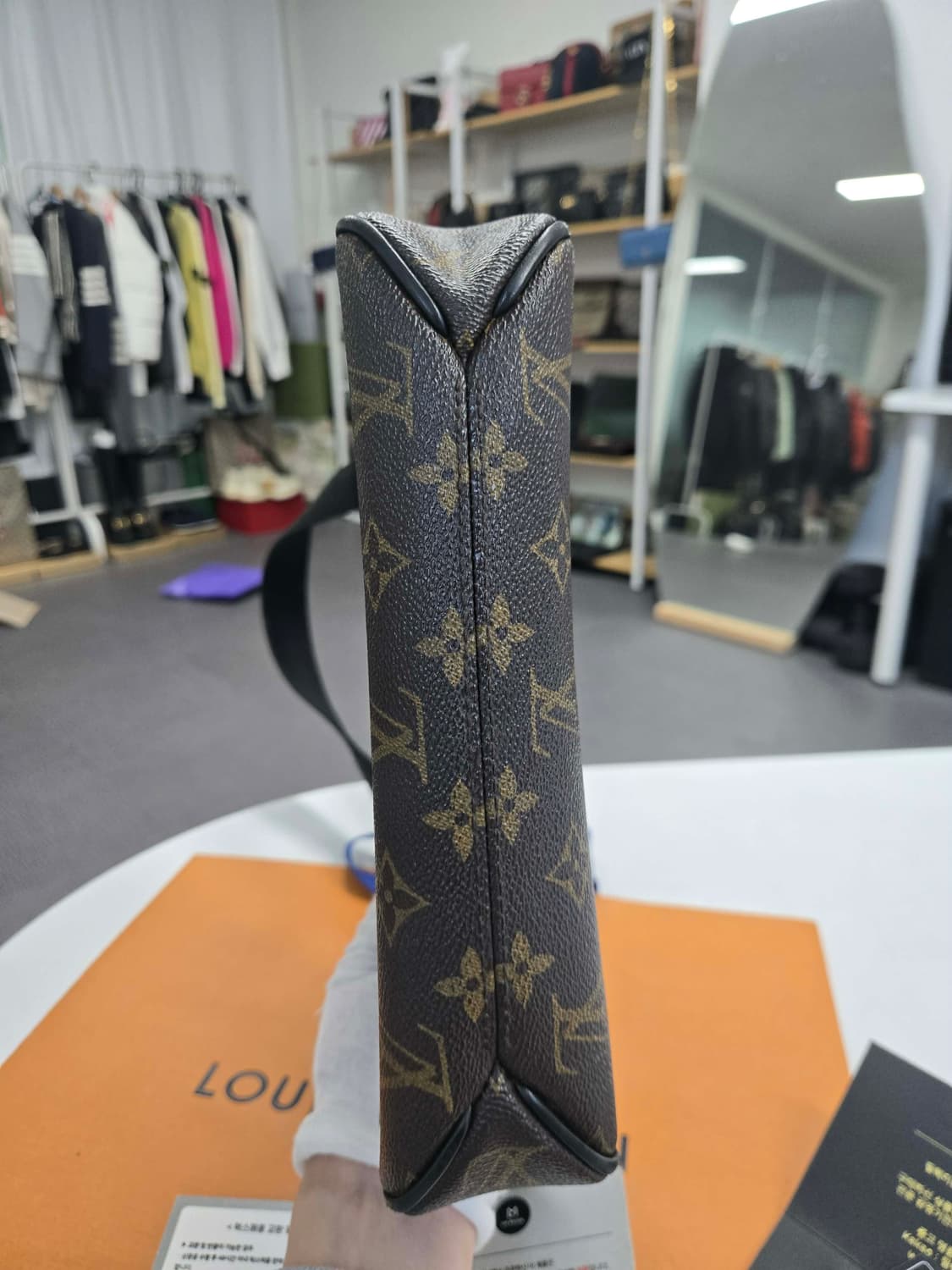 [보증서 정품] 루이비통 디스트릭트 크로스백 상품이미지4