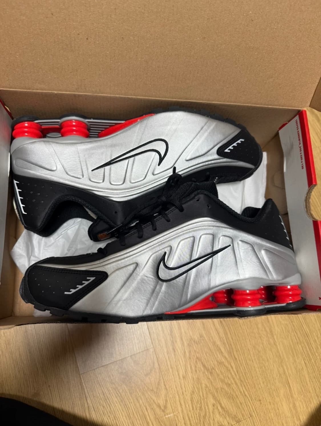 나이키 샥스 R4 메탈릭 실버 레드 상품이미지1