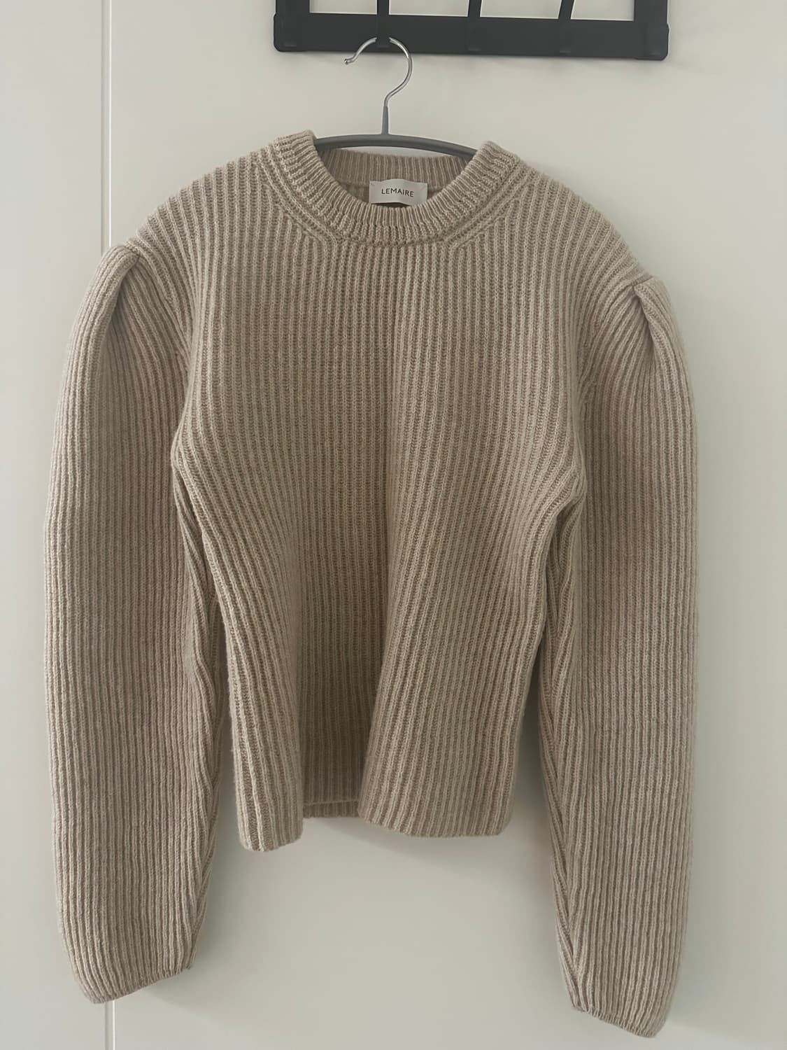 르메르 Lemaire 니트 오트밀 색상 상품이미지1