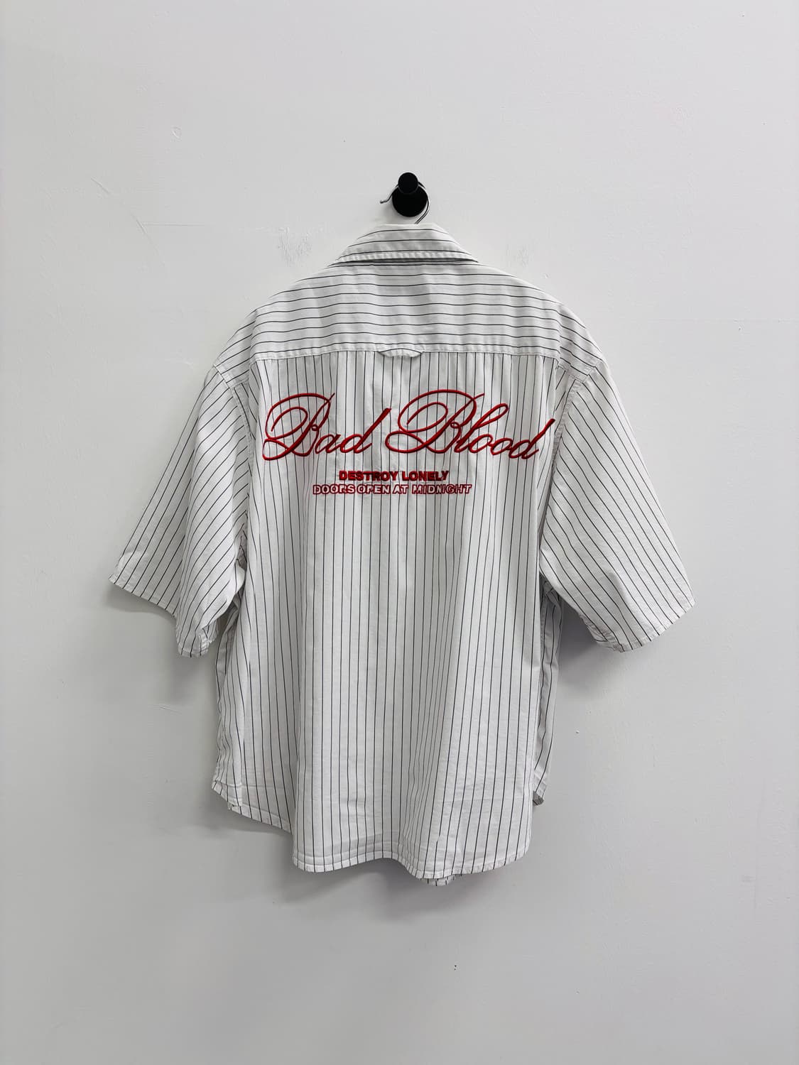 배드블러드(BAD BLOOD) 로고 자수 스트라이프 반팔 셔츠 상품이미지4
