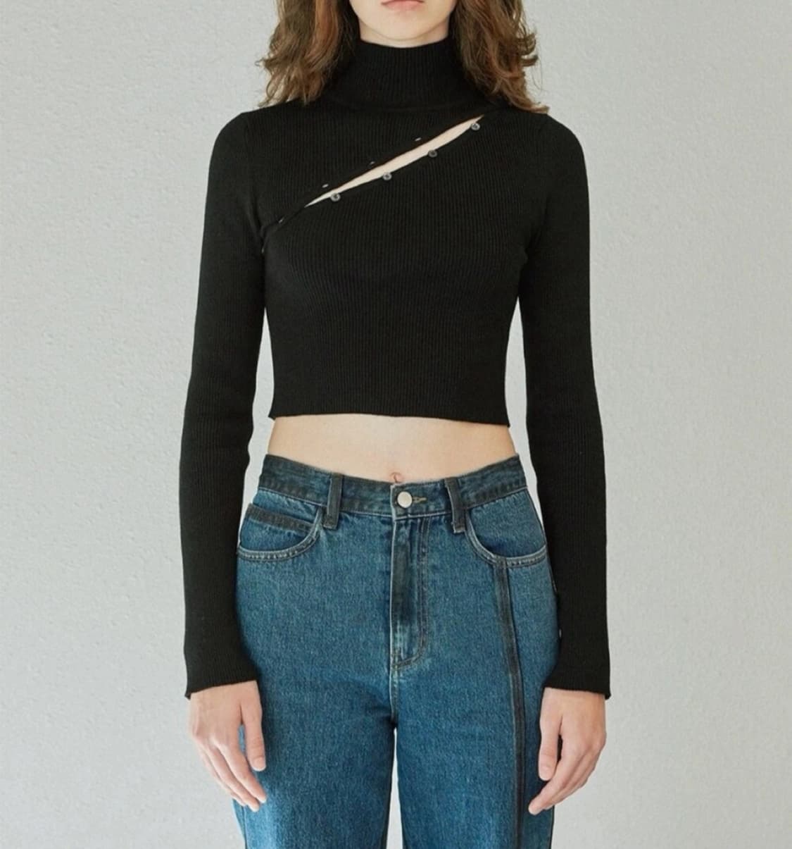 택O새상품) 다이애그널 폴로 넥 버튼 크롭 니트탑 상품이미지3