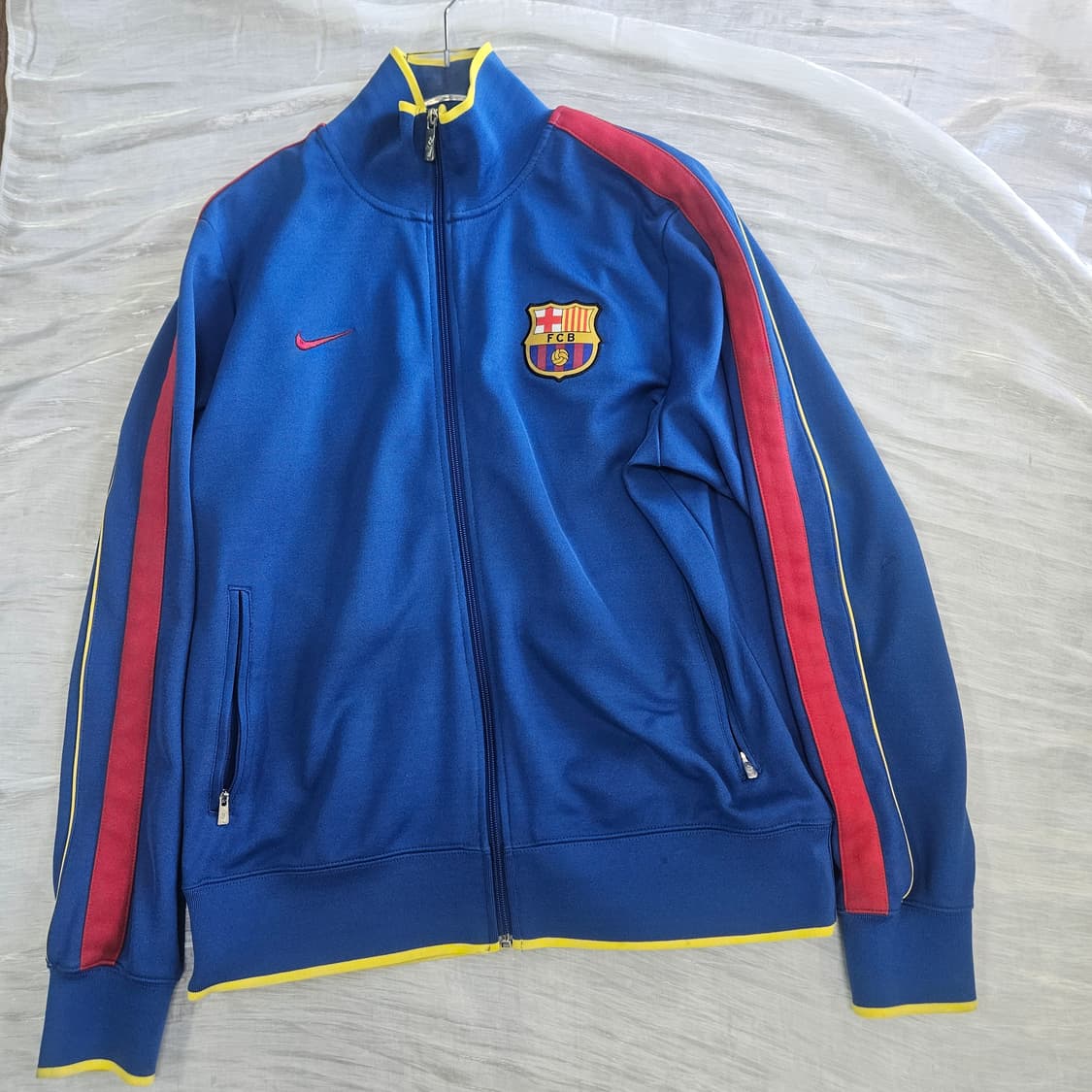 𝗡𝗜𝗞𝗘 X FCB TRACK JACKET 🔵🔴 상품이미지4