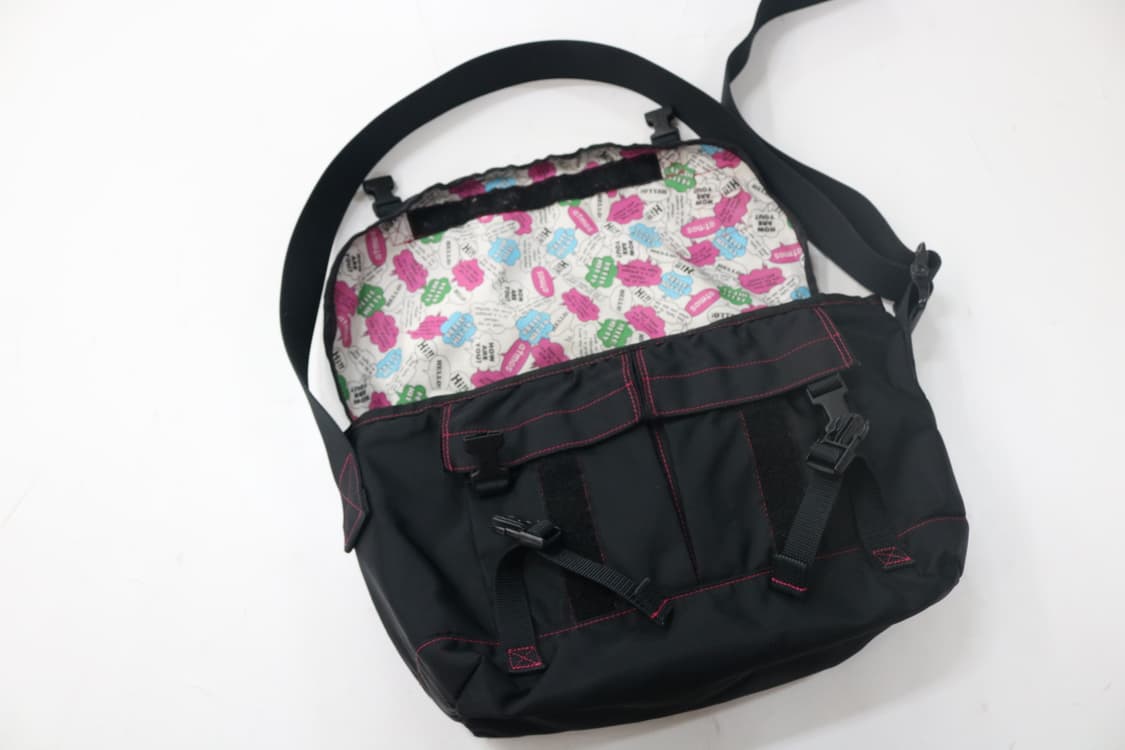 포터 x 아트모스 x 헬로키티 삼자협업 메신저 백 상품이미지5