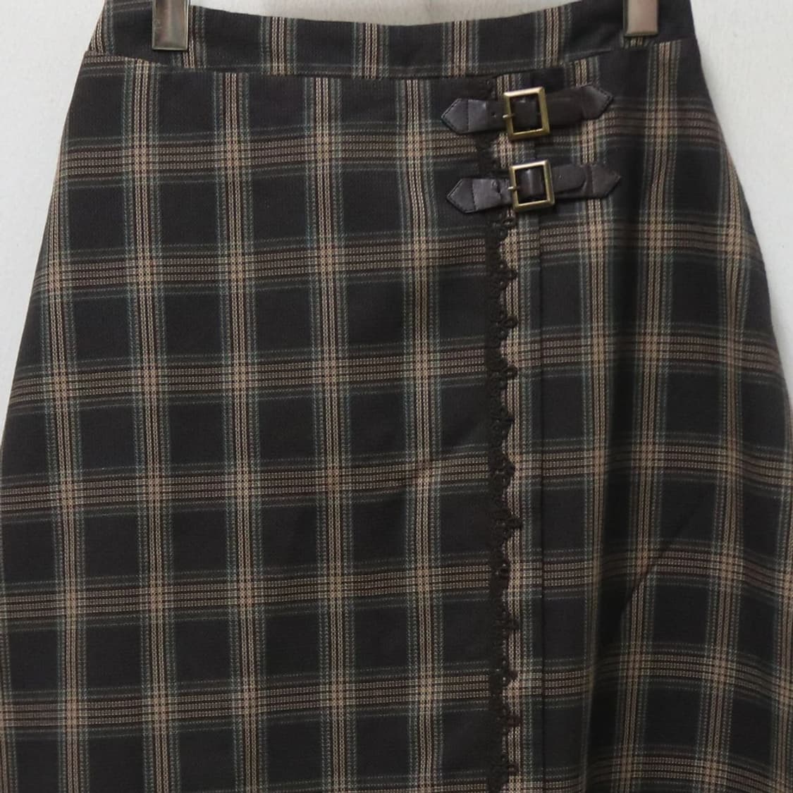 액시즈 팜 체크 언발 버클 롱 스커트 62440 상품이미지3