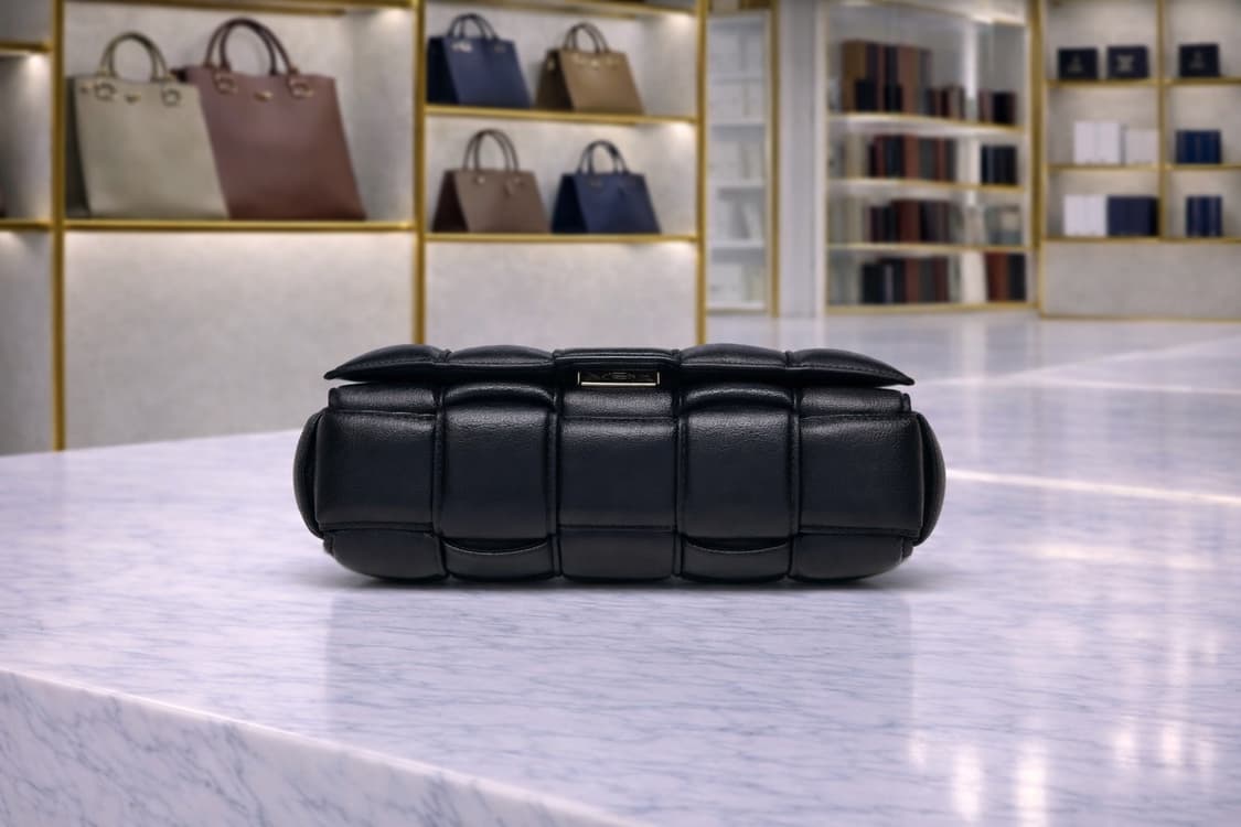 [A급] 보테가베네타 패딩 체인 카세트백 블랙 판매합니다!!! 상품이미지3