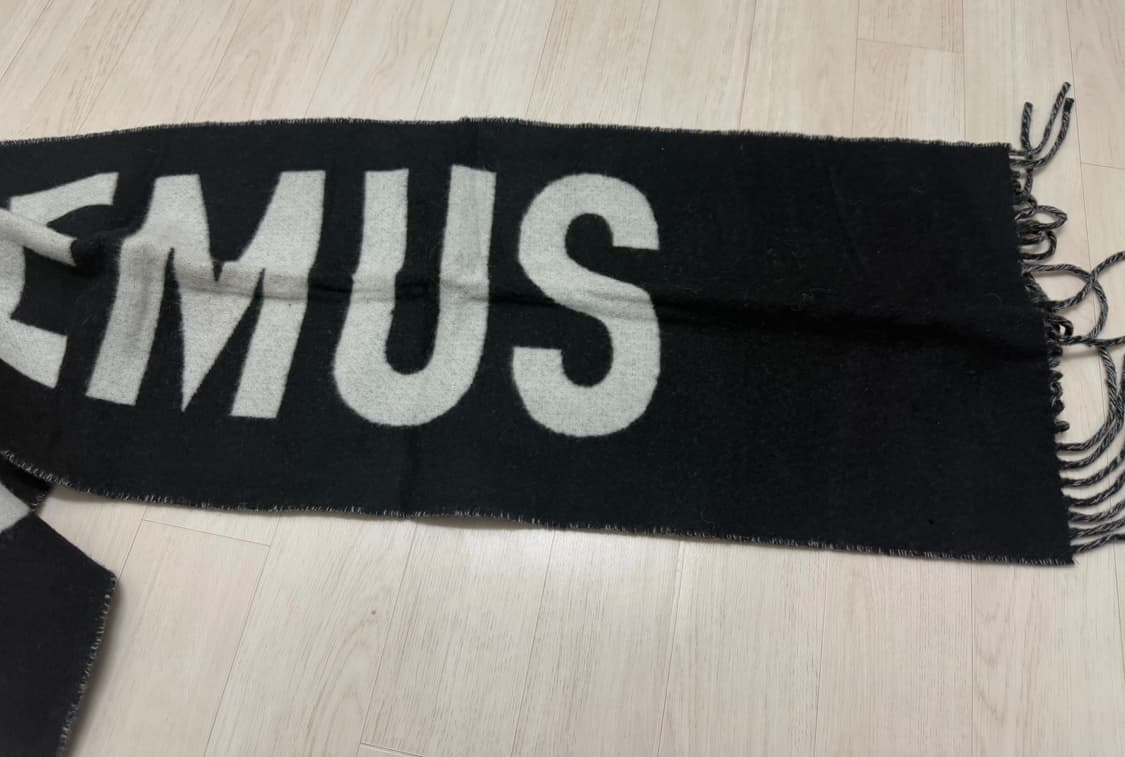 자크뮈스 로고 프린지 머플러 블랙 상품이미지3