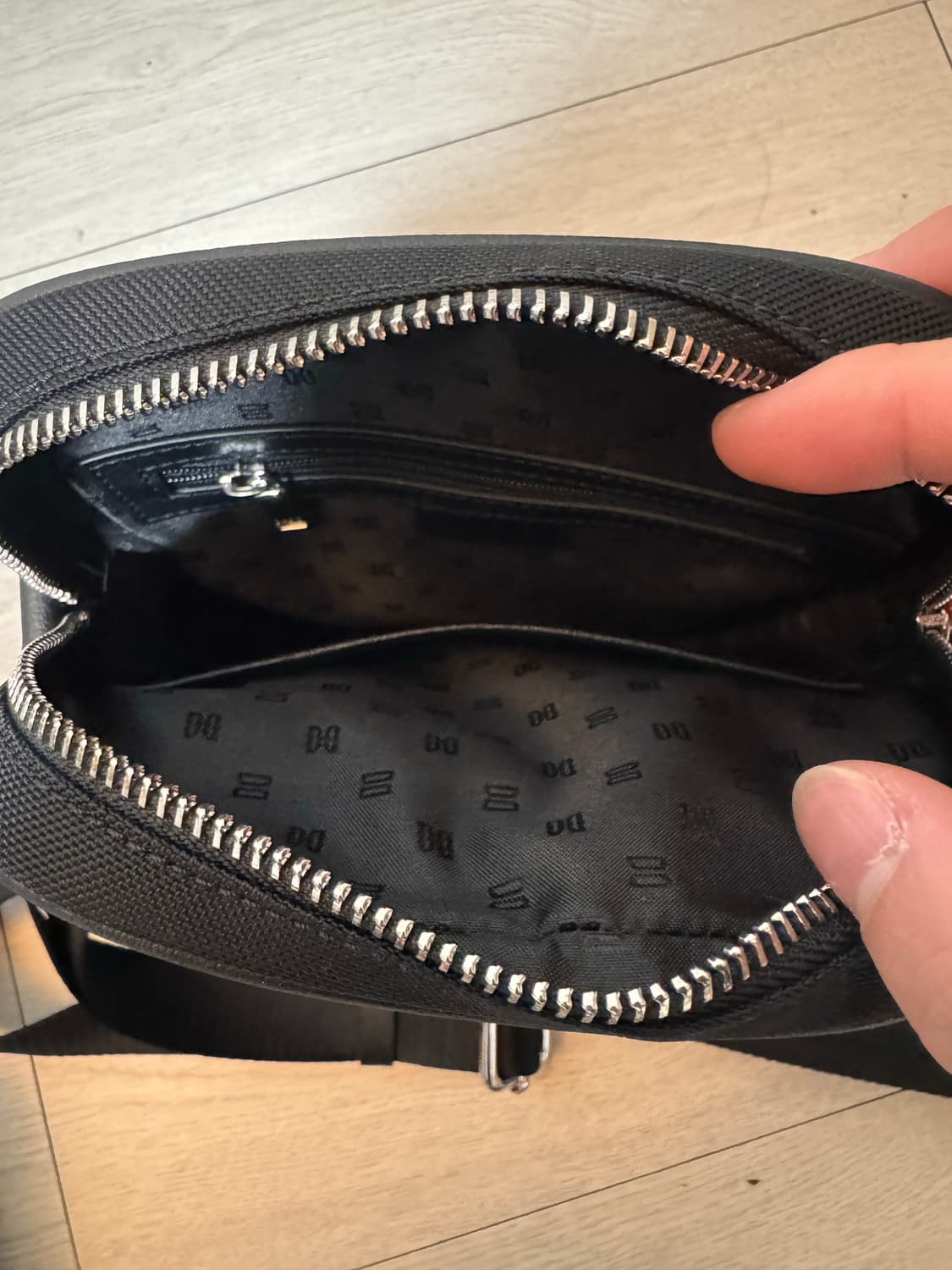 닥스 남성 크로스백 팝니다! (미착용 새제품) 상품이미지4