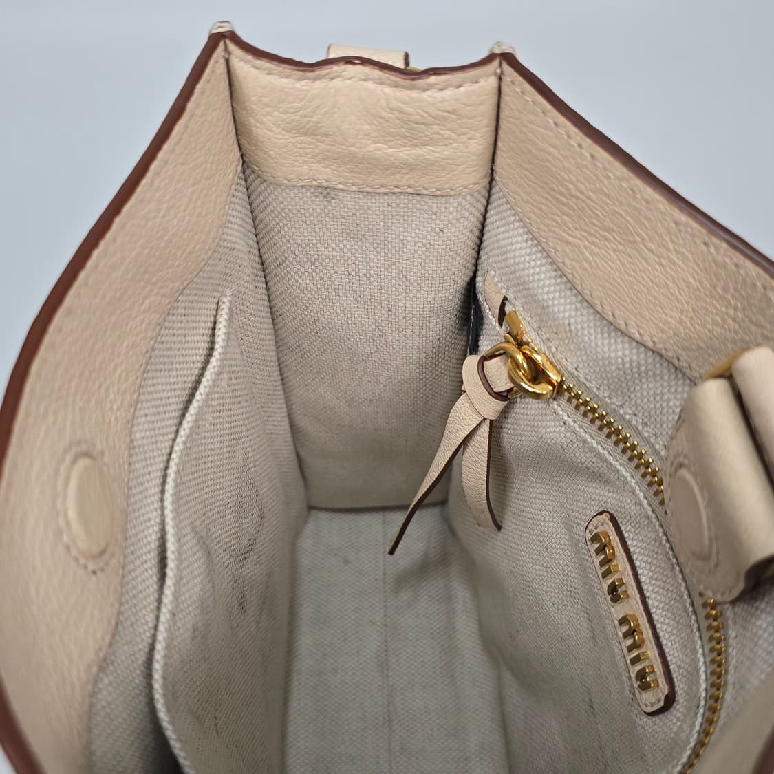 미우미우 마드라스 레더 숄더백 상품이미지9