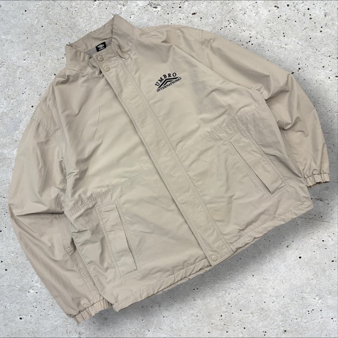 [105] 엄브로 인터내셔널 스포츠웨어 바람막이 그레이 B333 상품이미지2