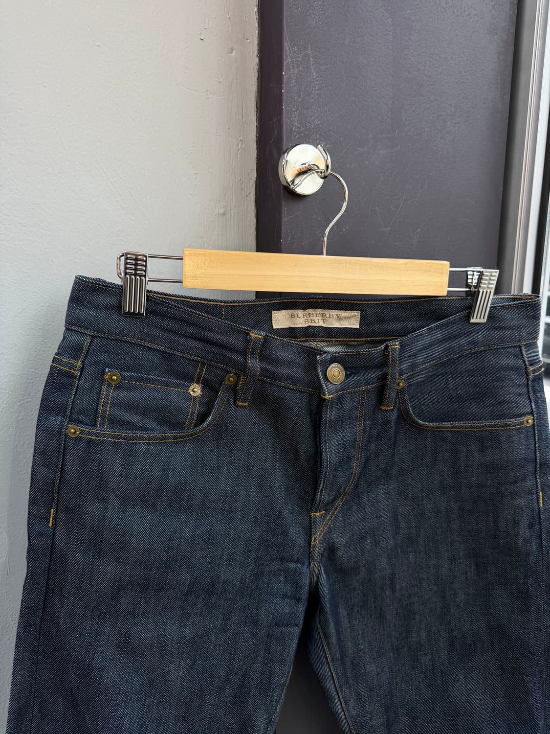 32/ 버버리 브릿 레더 백패치 스탠다드 데님팬츠 상품이미지3