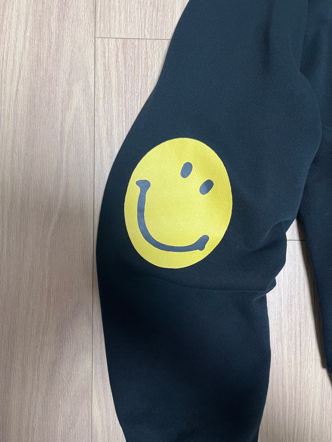 캐피탈 에코 플리스 크루넥 스웨트셔츠 레인보위 패치 블랙 3사이즈 상품이미지4