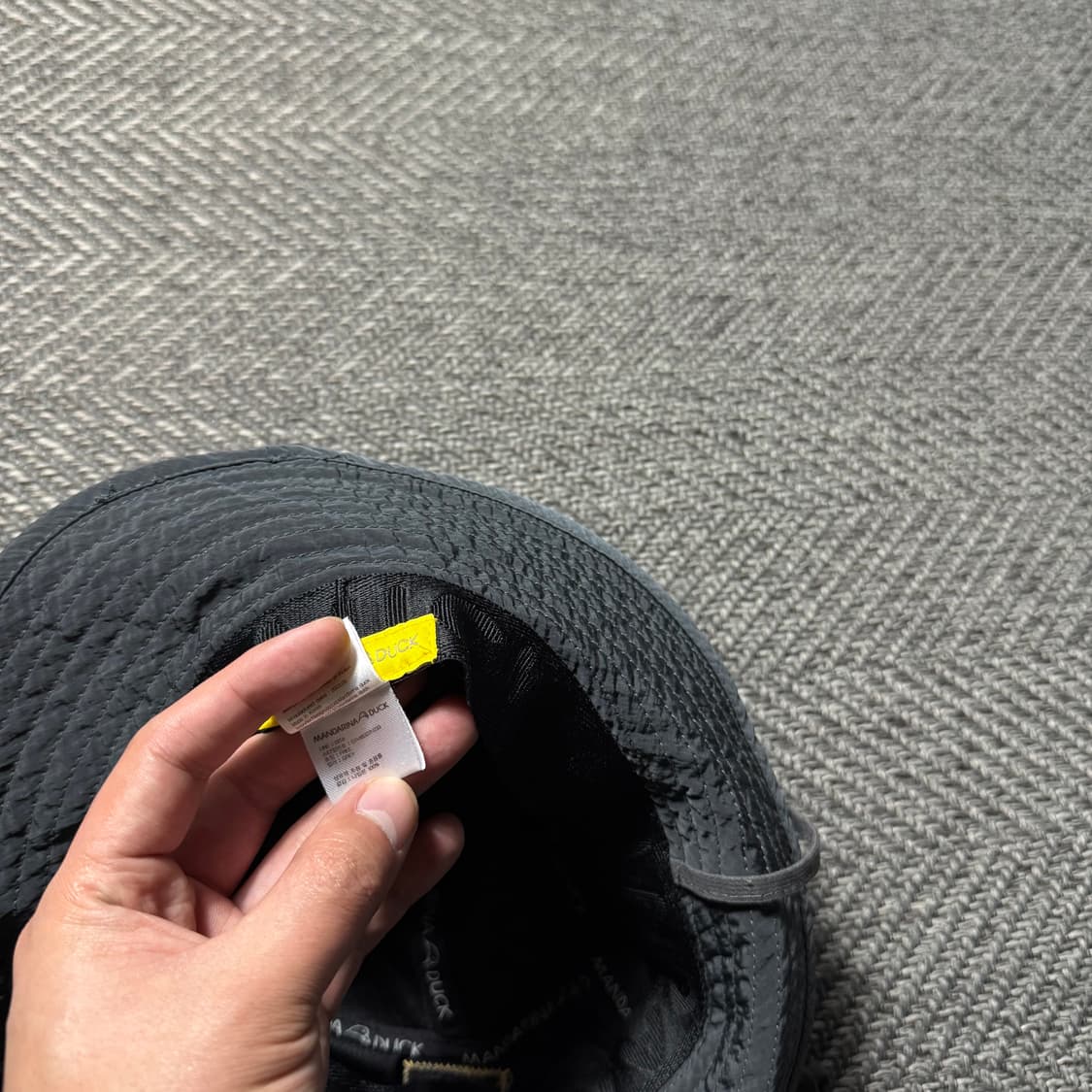 만다리나덕 로고 메탈 나일론 트레블 버킷햇 모자 상품이미지6