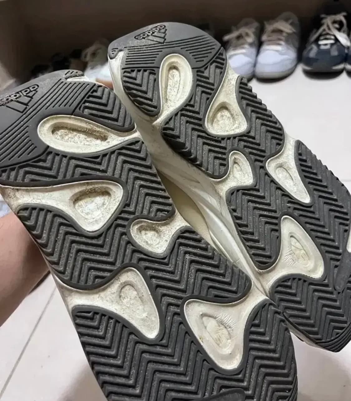 이지부스트 700 V2 크림 290 상품이미지3