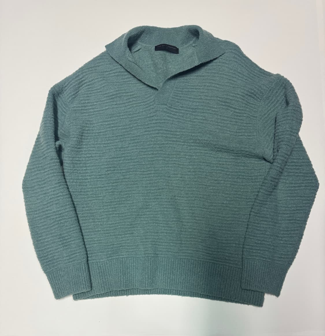 더니트컴퍼니 22시즌 오프넥 오퍼닛 부클 니트 상품이미지1