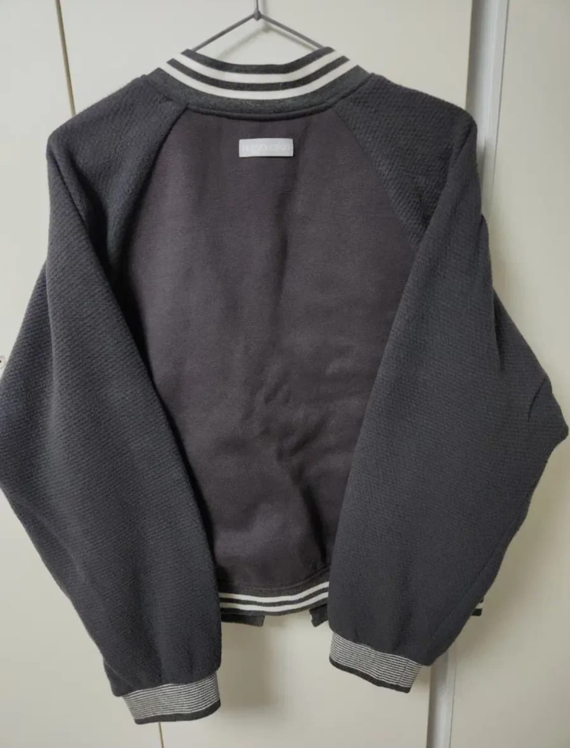 허그유어스킨 바시티자켓 챠콜 상품이미지4