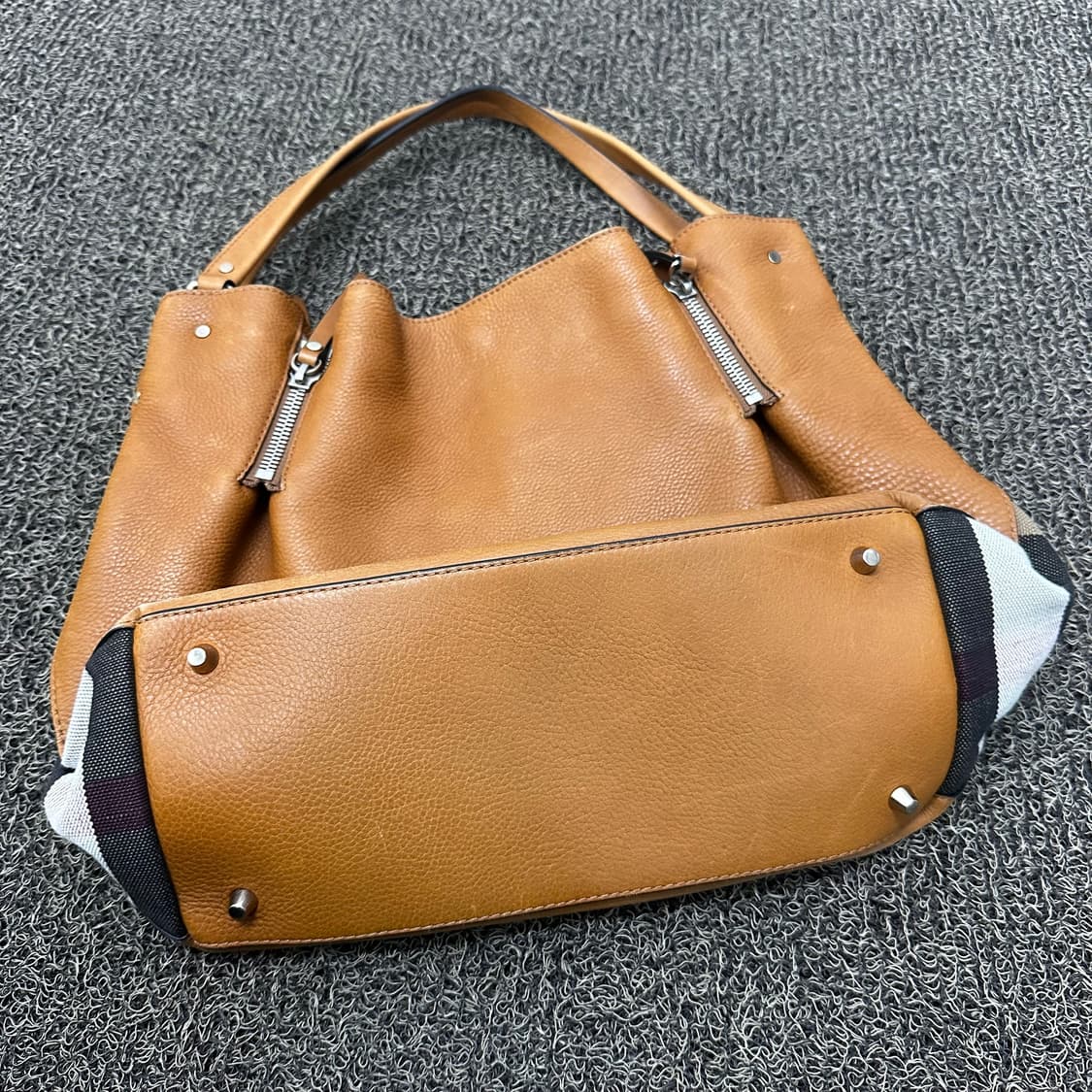 버버리 소가죽 메이드스톤 여성 토트백 3963640 상품이미지7