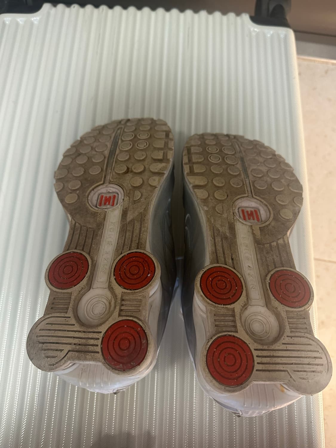 나이키 샥스 화이트 메탈릭 실버 상품이미지4