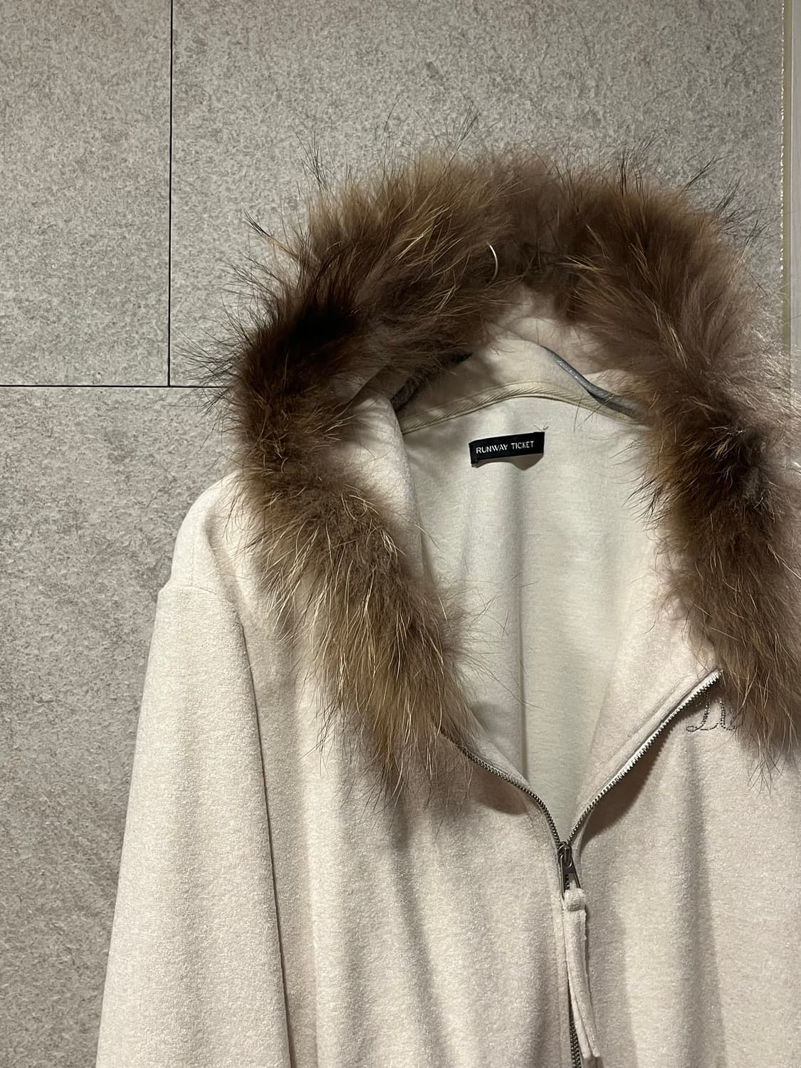 런웨이티켓 퍼 후드집업 아이보리 L 상품이미지3